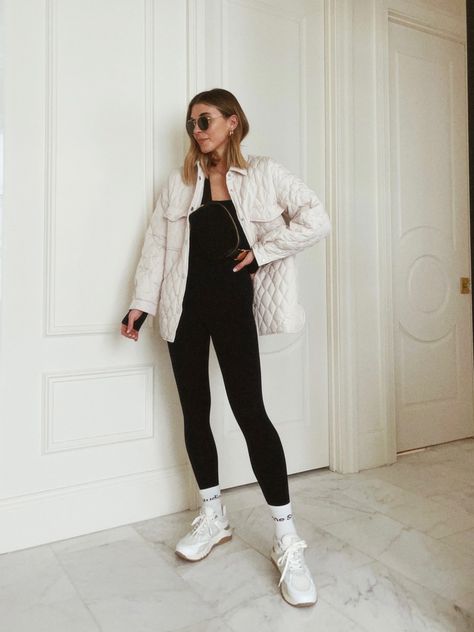 Tan Quilted Jacket Outfit, Cream Quilted Jacket Outfit, White Quilted Jacket Outfit, White Quilted Jacket, Quilted Jacket Outfit, Sneaker Outfits Women, Sneaker Outfits, Beige Jacket, Jacket Outfit