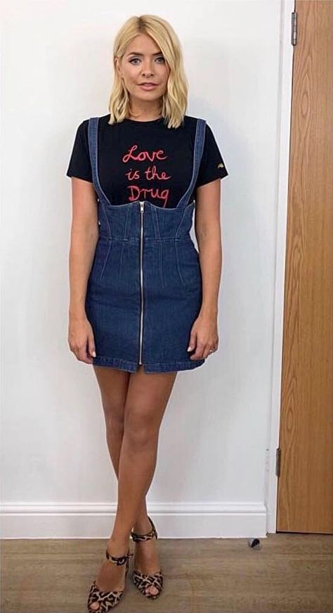 Holly Willoughby Hair, Holly Willoughby Style, Holly Willoughby Legs, Holly Willoughby Outfits, Elastic Waist Dress, Holly Willoughby, Graphic Dress, Silky Dress, Printed Bodycon Dress