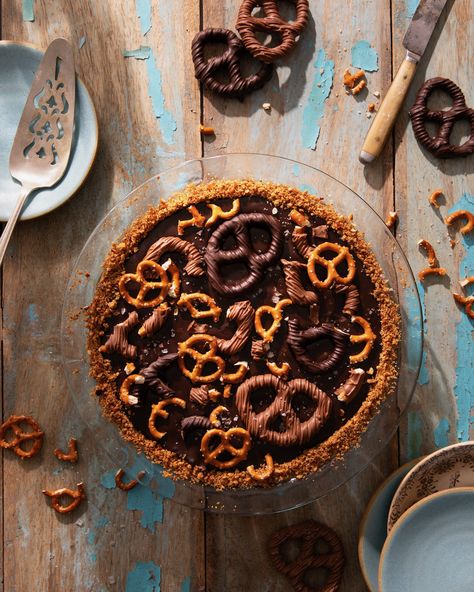 Chocolate Pretzel Pie Pretzel Crust Pie, Chocolate Pretzel Pie, Pretzel Brownies, Pretzel Pie, Wine Ingredients, Main Salad, Brownie Pie, Pretzel Crust, Chocolate Bourbon