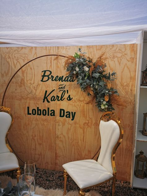 A classy African wedding backdrop Lobola Celebration Decor, Lobola Decor Ideas, Traditional Lobola Decor, Lobola Celebration, Lobola Decor, Wedding Picture Backdrop, Chilanga Mulilo, Joy Decor, Wedding Backdrop Ideas