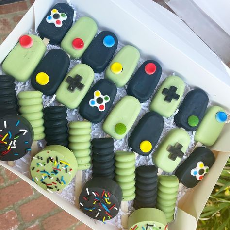 Video Game Rice Krispie Treats, Gaming Cake Pops, Video Game Cake Pops, Video Game Treats, Gamer Treats, Cake Pops Ideas, Video Game Cake, Playstation Cake, Gamer Cake