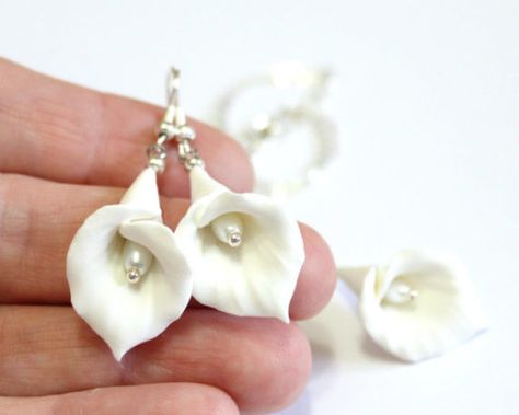 How to make polymer clay calla lily necklace - Art & Craft Ideas Wedding Dangle Earrings, Lilies Wedding, White Calla Lilies, Polymer Flowers, Lily Necklace, Dangle Earrings Wedding, Polymer Clay Jewelry Diy, Jewelry White, Calla Lilies