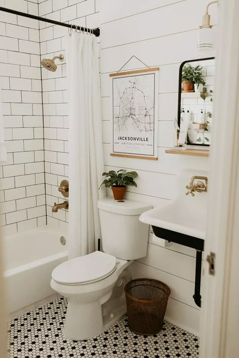 Makeover Kamar Mandi, Modern Vintage Bathroom, Minimal Storage, Casa Vintage, Farm Sink, Bad Design, Bathroom Renos, Vintage Bathroom, Small Bathroom Remodel