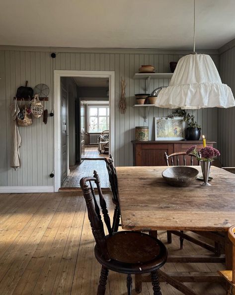 my scandinavian home: A Dated House Transformed Into an Idyllic Swedish Country Home Scandinavian Country Style, Swedish Country House, Farmhouse Dining Rooms, Swedish Homes, Norwegian House, Scandinavian Cottage, Swedish Cottage, Cottage Interior, Swedish House