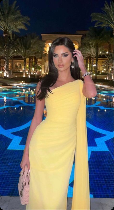 Pool Party Dresses, Casual Trendy Outfits, Tulle Long Prom Dress, Prom Dresses Yellow, Look Formal, Elegant Dresses Classy, Formal Party Dress, Glam Dresses, Dress Formal