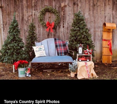 Christmas Photo Set Up Outdoor With Bench, Outdoor Fall Picture Ideas, Christmas Mini Session Ideas Outdoor, Christmas Barn Photo Session, Backyard Christmas Photoshoot, Barn Christmas Photoshoot, Rustic Christmas Photoshoot, Outdoor Christmas Photoshoot Ideas, Santa Photography