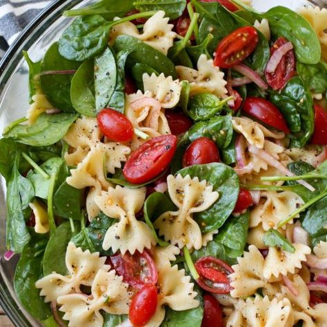 Backyard Party Food Ideas, Spinach Pasta Salad, Backyard Party Food, Salad With Spinach, Pasta Salad With Spinach, Pasta Spinach, Easy Pasta Salad Recipe, Cold Pasta Salad, Cold Pasta