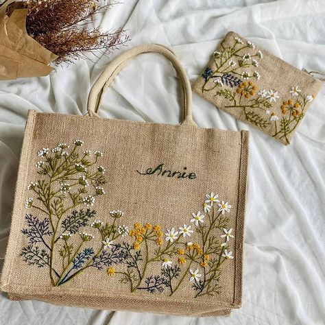 Beg Sulaman Benang, Embroidered Purse Diy, Embroidery Bags Ideas, Embroidery Bags Handmade, Embroider Bag, Bag Embroidery Ideas, Tote Bag Embroidery Ideas, Embroidery On Bags, Burlap Embroidery