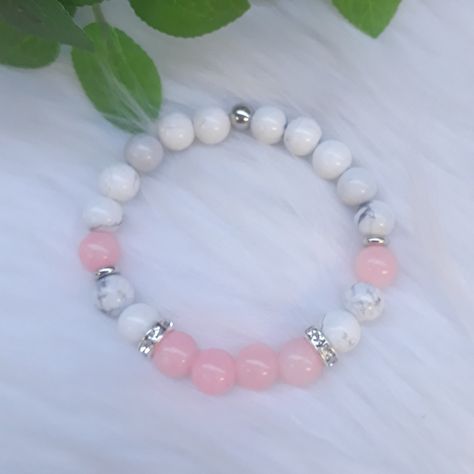 Con piedras blancas y rosadas Collar Rosa, Bracelet Keychains, Keychains, Pearl Necklace, Beaded Bracelets