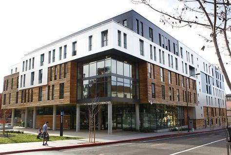 UC Berkeley's Maximino Martinez Commons dorm, which features a facade emphasizing teak slats and bands of tall aluminum     www.sfgate.com/bayarea/place/article/UC-Berkeley-s-colorful-new-dorm-4109399.php Dorm Building Exterior, Dormitory Building, Strange Architecture, Villa Exterior Design, College Architecture, University Dorms, Student Apartment, Cal Bears, Sims 4 House Plans