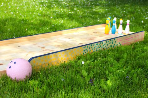 Build a wooden backyard bowling alley with this simple and effective tutorial in the amount of time it takes to bake and frost a cake! Backyard Bowling Alley, Diy Bowling Alley, Backyard Bowling, Outdoor Bowling, Diy Bowling, Fun Outdoor Games, Diy Lawn, Bowling Alley, Lawn Games