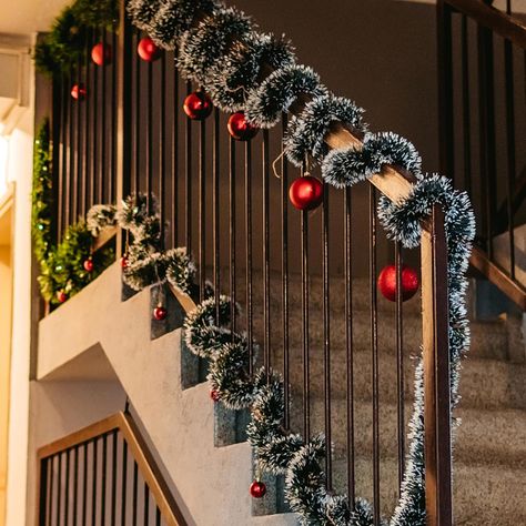 【Material】 The Christmas Tinsel Garland is made of high-quality tinsel material that is durable and long-lasting. Length: The garland is 6.5*2 feet long, making it perfect for decorating christmas tree, large spaces such as staircases, banisters, and mantels. Christmas Railing Decor, Christmas Railing Decor Indoor, Christmas Railing, Christmas Wreath Wall, White And Gold Christmas, Decorating Christmas Tree, Gold Christmas Ornaments, Tree Decorations Christmas, Christmas Tinsel