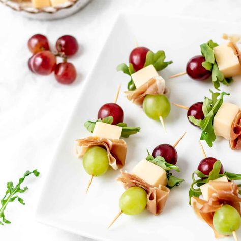 Salad Skewers Ideas, Cheese Grapes Platter, Feta Cheese Appetizers, Grape Skewers, Grape Appetizers, Horderves Appetizers, Toothpick Appetizers, Grapes And Cheese, Charcuterie Appetizers