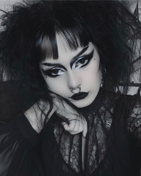 Discover the top 20 goth eyeliner looks with our step-by-step tutorial. Perfect your gothic style with these stunning and edgy eyeliner designs for the ideal look. Click the article link for more photos and inspiration like this // Photo Credit: Instagram @lovecraftbeauty // #aestheticgotheyeliner #dramaticgotheyeliner #eyelinergoth #eyelinerlooksgoth #eyemakeup #eyemakeupartist #eyemakeupgoals #eyemakeuplook Goth Eyeliner Looks, Goth Eyeliner, Alternative People, Maquillage Goth, Goth Makeup Looks, Trad Goth Makeup, Goth Makeup Tutorial, Goth Eye Makeup, Eyeliner Designs