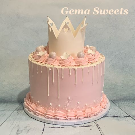 Cake Designs Crown, Princess Crown Birthday Cake, Queen Birthday Cake Crowns, Buttercream Princess Cake, Queen Theme Cake, Crown Cake Princess, 7th Birthday Cake Girl, Crown Theme Cake, Crown Cake Design