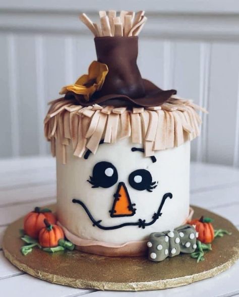 Fall Pumpkin Cake Design, Scarecrow Cake Ideas, November Cake Ideas, 2 Sided Cake, Fall Decorated Cakes, Fall Cake Decorating Ideas, Fall Cake Designs, Scarecrow Cake, Fall Theme Cakes