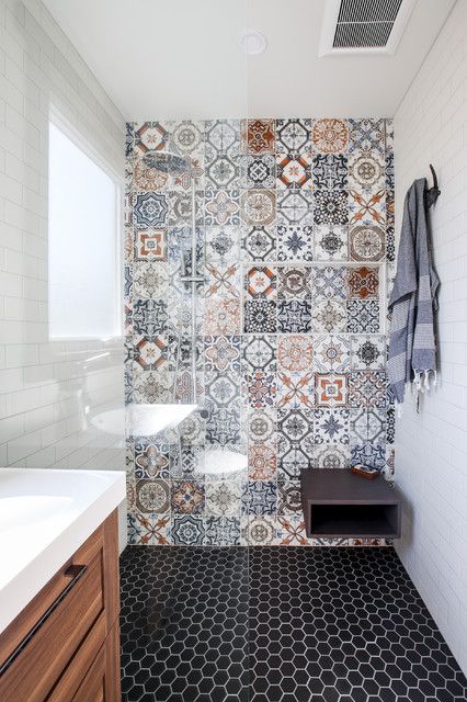 Spanish Tiles Bathroom, Spanish Style Tile, Modern Bathroom Tile, White Bathroom Tiles, Shower Bench, Bathroom Tile Designs, Bathroom Design Decor, Spanish Tile, Toilet Design