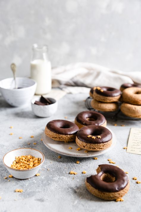 small plate with 3 baked doughnuts with chocolate glaze Doughnuts Photography, Vegan Doughnuts, Chocolate Doughnuts, Almond Yogurt, Baked Doughnuts, Dessert Photography, Doughnut Recipe, Chocolate Donuts, Baked Donuts