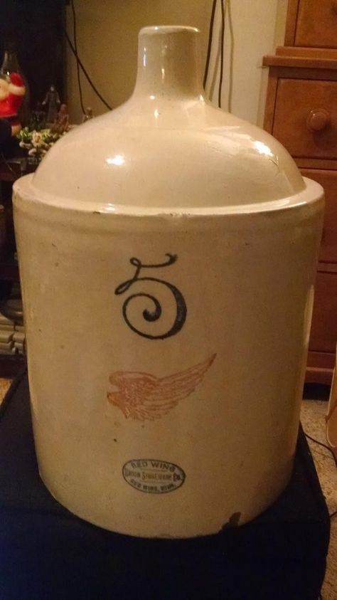 Up for sale is a beautiful antique 5 gallon redwing crock. It is a shoulder jug style. It has no big cracks running thru it It had a small chip on bottom front. U can see it in picture. In great condi Crock Decorating Ideas, Redwing Crocks, Red Wing Crocks, Crock Lids Antique, Red Wing Stoneware, Ohio Stoneware Crock, Vintage Stoneware Crocks, Antique Crock, Antique Crocks