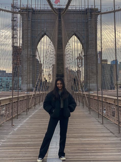 Pose On Bridge, Brooklyn Bridge Picture Ideas, Suga Style, Brooklyn Bridge Pictures, Nyc Picture Ideas, Bridge Photoshoot, Bridge Pictures, New Year Look, New Year Style