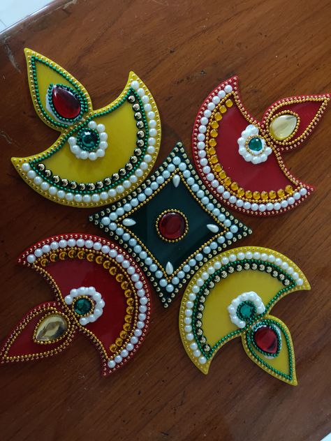 Deepavali Decorations Diy, Navaratri Craft Ideas, Wooden Rangoli Designs, West Mathi Best Home Decoration, Diwali Diya Decoration Handmade, Acrylic Rangoli Designs, Handmade Rangoli, Diwali Craft For Children, Diwali Diya Decoration