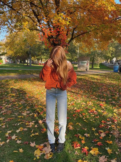 Fall Aestethic Pictures, Fall Photo Aesthetic, Apple Picking Date Outfit, Cute Fall Poses For Instagram, Casual Fall Photoshoot, Fall Insta Pic Ideas, Instagram Pose Ideas Fall, Instagram Fall Photos, Fall Photo Inspo Instagram