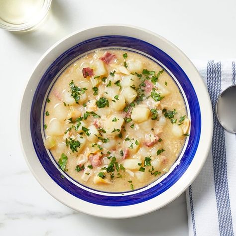 Clam Chowder New England, Clam Chowder Soup, Weight Watchers Meals Dinner, New England Clam Chowder, Weight Watchers Soup, Chowder Soup, Weight Watcher Dinners, Clam Recipes, Clam Chowder