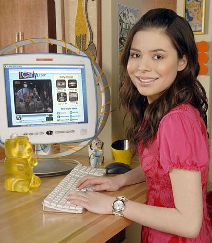 miranda cosgrove smiling photos | Miranda-Cosgrove-computer-time | Flickr - Photo Sharing! Miranda Cosgrove Icarly, Drake & Josh, Miranda Cosgrove, Joe Keery, Icarly, Meme Template, Funny Reaction Pictures, Little Sisters, Reaction Pictures