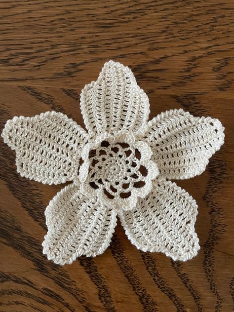 Free crochet flower tutorial Art Au Crochet, Flowers Applique, Irish Crochet Flowers, Crochet Appliques, Flower Step By Step, Crochet Flowers Easy, Crochet Wedding, Irish Lace Crochet, Flowers Handmade