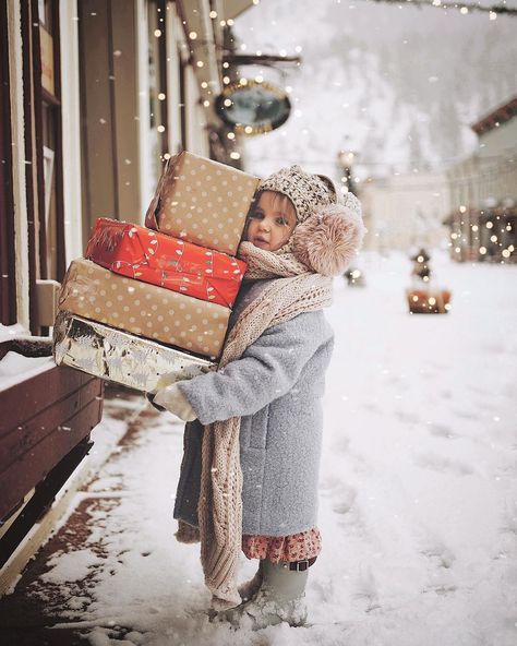 Kayla Petering on Instagram: ““Mom this is soooo many presents” - Ophelia 🌲❄️✨❤️ #holidaymood” Fun Christmas Photos, Tree Farm Photo Shoot, Family Christmas Pictures, Christmas Shoot, Winter Photoshoot, Christmas Feeling, Holiday Mood, Christmas Photoshoot, Toddler Christmas