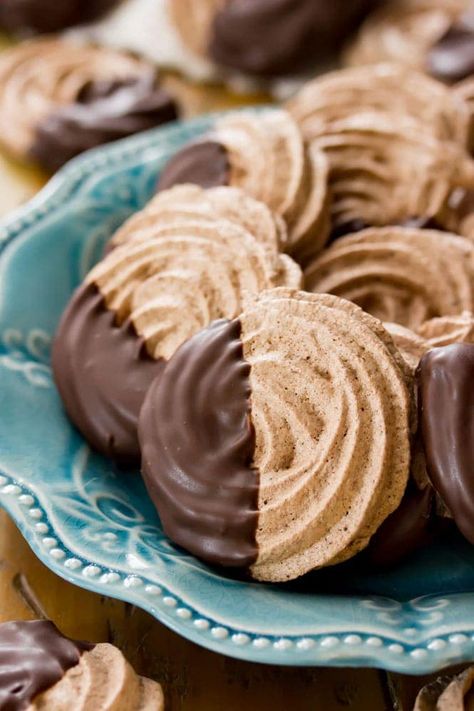 Chocolate Meringues, Chocolate Meringue Cookies, Easy Holiday Cookies, Meringue Cookie Recipe, Resepi Biskut, Meringue Desserts, Chocolate Meringue, Decadent Chocolate Desserts, Meringue Recipe