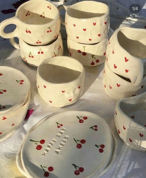 Cute Ceramic Painting Ideas, Crockery Design, Diy Pottery Painting, Cute Coffee Cups, Cerámica Ideas, Tanah Liat, Pretty Mugs, Clay Diy Projects, Keramik Design