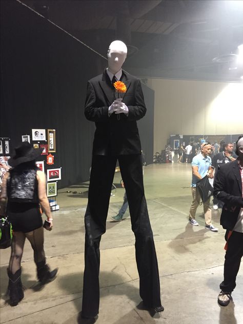 Slender man!! Slender Man Halloween Costume, Slenderman Costume, Slender Man Costume, Slender Outfits, Man Halloween Costume, Small Theatre, Slender Man, Black Halloween Dress, Slenderman