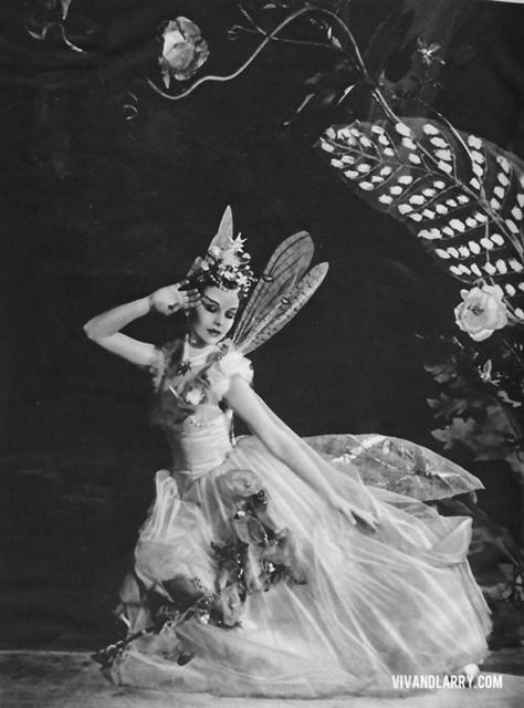 viv as titania001 On The Wings Of Love, Vivien Leigh, Adored Vintage, Vintage Fairies, Midsummer Nights Dream, Photo Vintage, White Photo, Cabaret, Vintage Photographs