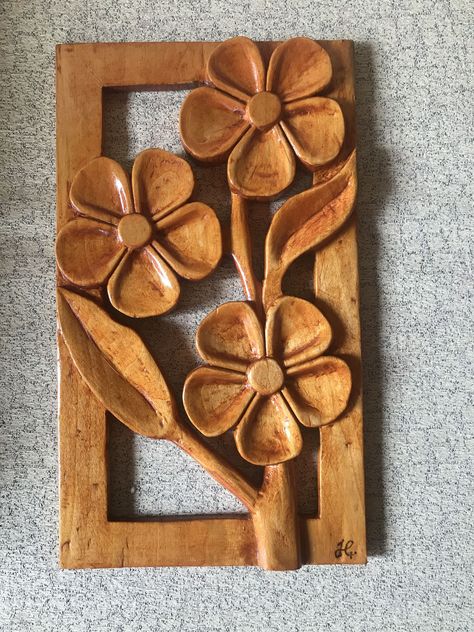 Flower Carving Patterns, Wood Carved Flowers, Wood Carving Flowers, Flower Wood Carving, Wood Jewelry Diy, Mural Art Design, Carved Flowers, Simple Wood Carving, Wood Jewelery