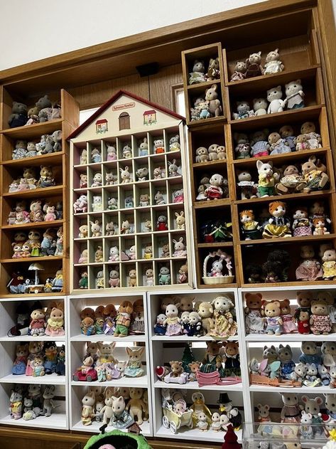 Sylvanian Families Display Ideas, Sylvanian Families Collection, Calico Critters Storage Ideas, Sylvanian Display, Nom Noms Toys, Calico Critters Families, Calico Critter, Retail Store Interior Design, Calico Critters