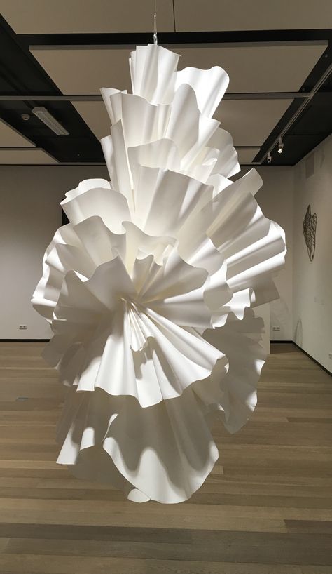 Wall Installation Art, Paper Art Installation, Paper Installation, Home Decor Aesthetic, Giant Flowers, Aesthetic Ideas, Organic Modern Decor, Decor Aesthetic, Paper Sculpture