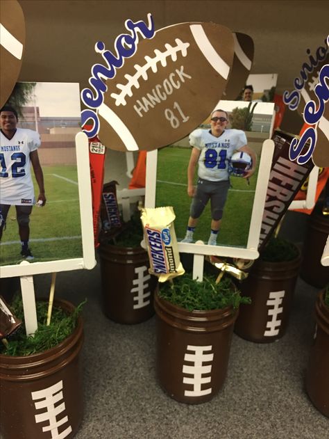 Football Cheer Banquet Centerpieces, High School Sports Banquet Centerpieces, Senior Football Locker Decorations, Dallas Cowboys Centerpieces Ideas, Football Banquet Decorations, Sports Banquet Decorations, Football Goody Bags, Football Banquet Centerpieces, Senior Football Gifts