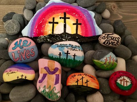 Christian Easter rock painting ideas. Easy Spring Rock Painting Ideas, Painted Rocks Christian Theme, He Is Risen Rock Painting, Painting Rocks Ideas Christian, Jesus Rock Painting Ideas, Jesus Rocks Painting, Easter Painted Rocks Easy, Painted Easter Rocks, Easter Rocks Painting Ideas