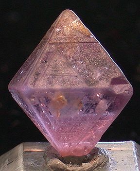 Spinel Pink from Sri Lanka Perfect cubic crystal example Pink Spinel Crystal, Geometry Nature, Spinel Crystal, Pink Spinel, Crystal Formations, Pretty Rocks, Crystal Magic, Beautiful Rocks, Mineral Stone