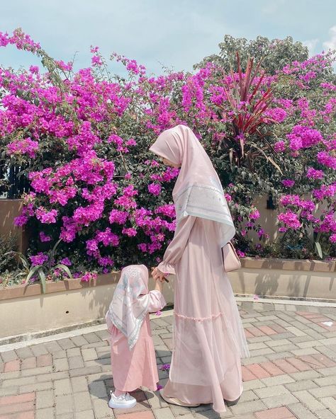 Muslim Mom And Daughter, Baby Hijab, Ootd Poses, Mom Daughter Outfits, Mommy Outfits, Arab Wedding, Muslim Family, Muslim Couple Photography, Hijab Aesthetic