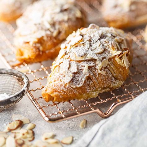 Easy Almond Croissant, Almond Croissant Recipe, Cruffin Recipe, Almond Croissants, Homemade Croissants, Cream Puff Recipe, Cookie Crisp, Brunch Bread, Croissant Recipe