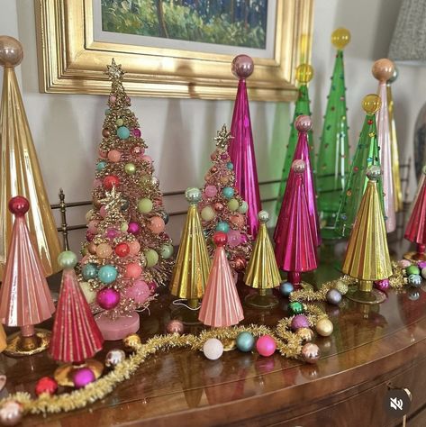 Multi Color Christmas Decor, Retro Holiday Aesthetic, Nye Tree, Christmas Decor Craft, Colorful Christmas Decor, Vintage Pink Christmas, Questions Instagram, Its Christmas Eve, Apartment Christmas