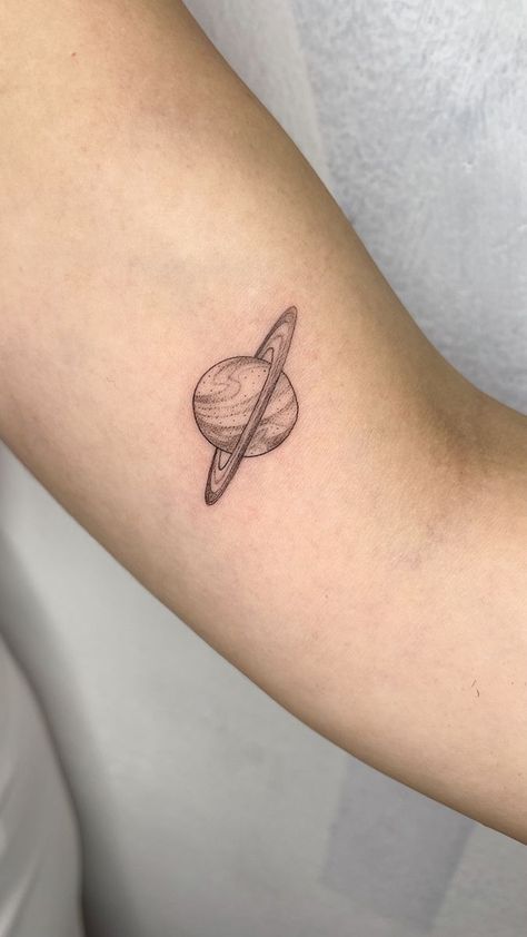 Saturno tattoo 9 Tattoo, Planet Tattoo, Saturn Tattoo, Planet Tattoos, Modern Tattoos, Discreet Tattoos, Subtle Tattoos, Dainty Tattoos, Little Tattoos