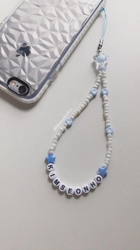 Bead Strap Phone, Diy Beaded Phone Strap, Phone Bracelet Ideas, Phone Straps Beads Diy, Phone Strap Ideas, Gantungan Hp Manik-manik, Phone Strap Diy, Diy Phone Strap, Phone Strap Kpop