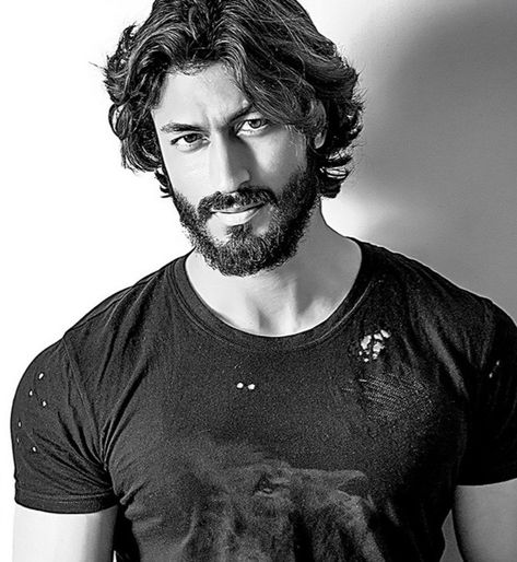 Boy With Long Hair, Long Hair And Beard, Vidyut Jamwal, Indian Boy, Cool Boy Image, Men Haircut Styles, Cool Hairstyles For Men, Boys Long Hairstyles, Indian Man