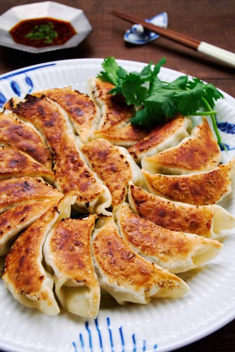 BEST Homemade Pork Gyoza Recipe (with video) Finger Foods For Super Bowl, Foods For Super Bowl, Pork Gyoza Recipe, Pork Gyoza, Gyoza Recipe, Japanese Gyoza, Japanese Food Traditional, Japanese Street Food, Cooked Cabbage