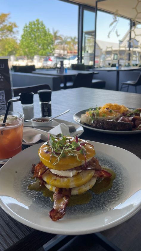 Lunch In Restaurant Photo, Breakfast In Restaurant Aesthetic, Restaurant Lunch Aesthetic, Restaurant Breakfast Aesthetic, Breakfast Fake Story Instagram, Brunch Aesthetic Restaurant, Lunch Restaurant Aesthetic, Breakfast Fake Story, Dish Aesthetic