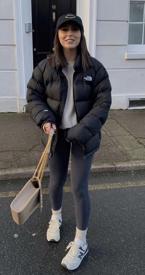 Queenstown Winter Outfit, Charcoal Grey Leggings Outfit, Outfits Con Mochila, Trendy Black Puffer Jacket For Fall, Outfits For Rain, Trendy Black Puffer Outerwear, Black Puffer Jacket Outfit Aesthetic, Black Puffer Jacket For Fall Streetwear, London Style Winter