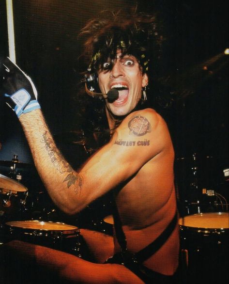 Tommy Lee Tattoos, 90s Tommy Lee, Tommy Lee Aesthetic, Young Tommy Lee, Tommy Lee 90s, Tommy Lee 80s, Groupie Aesthetic, Tommy Lee Motley Crue, 1980s Makeup